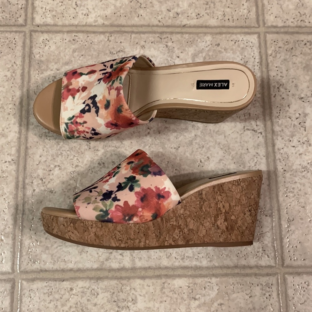 NWOT Alex Marie Kloey sandal